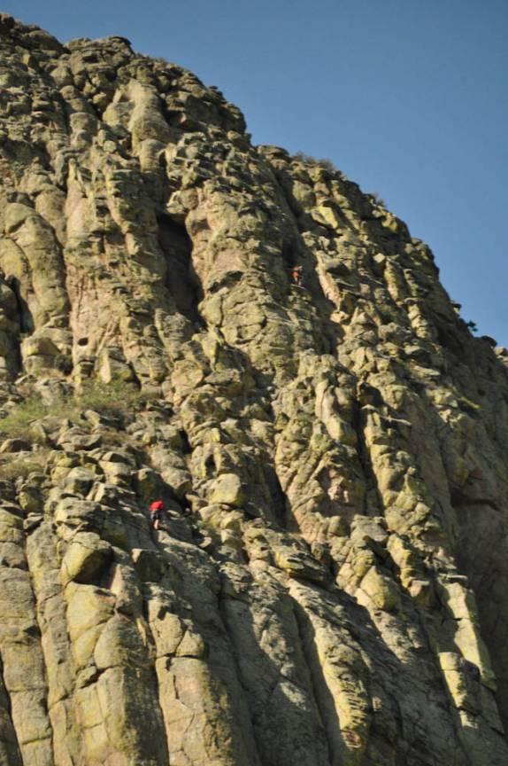 Alpinistas escalam a Devil's Tower, em Wyoming, nos Estados Unidos